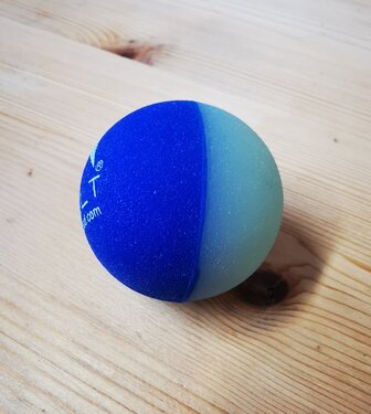 melt balletje, klein en hard, 2 cm.